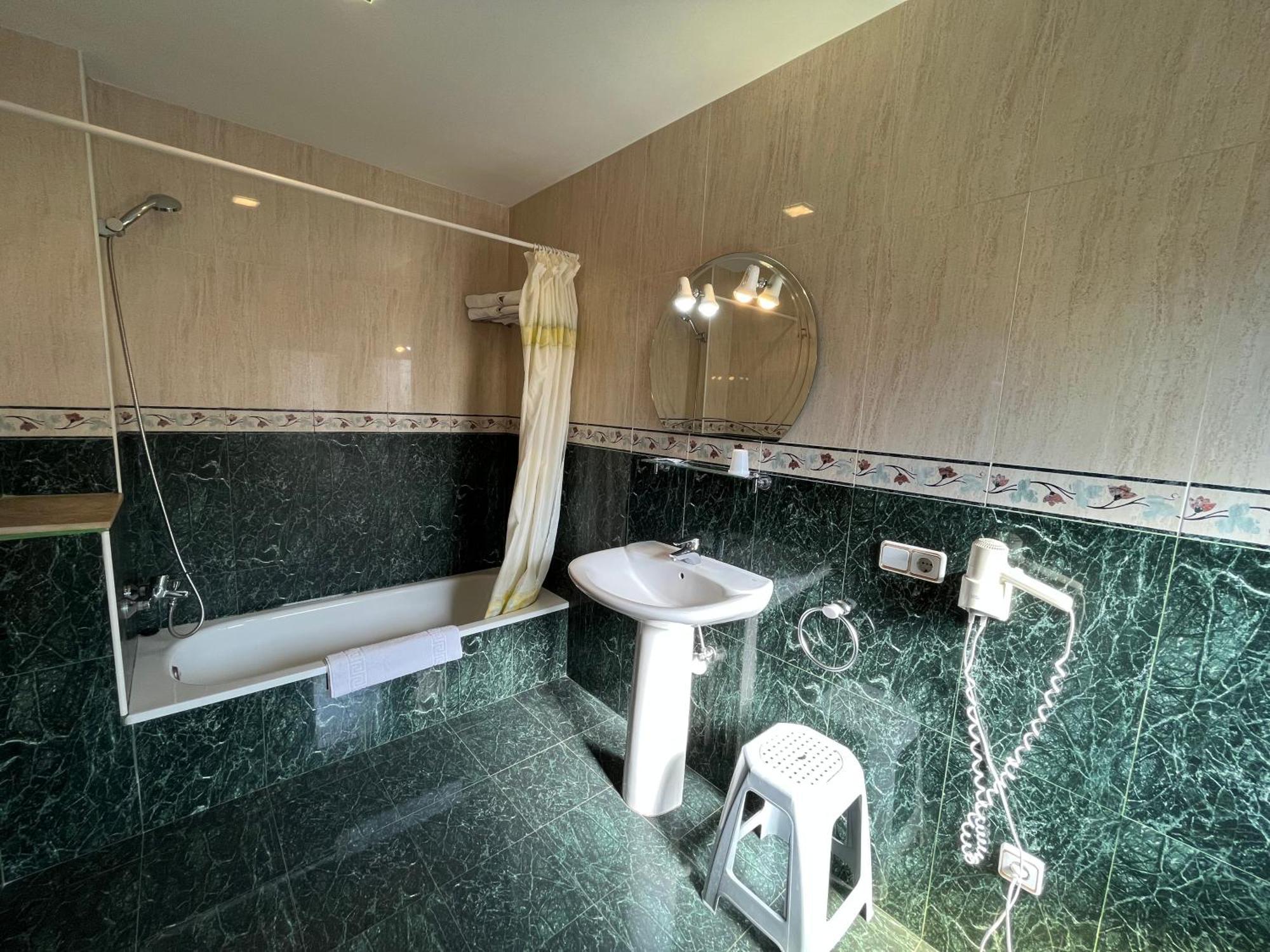 Hostal Tarres أنغولوس الغرفة الصورة