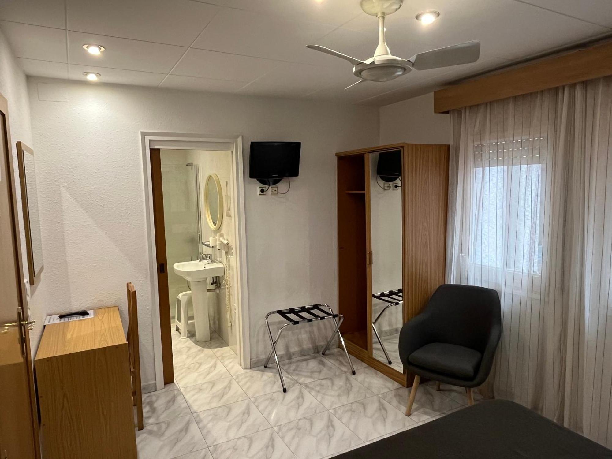 Hostal Tarres أنغولوس الغرفة الصورة
