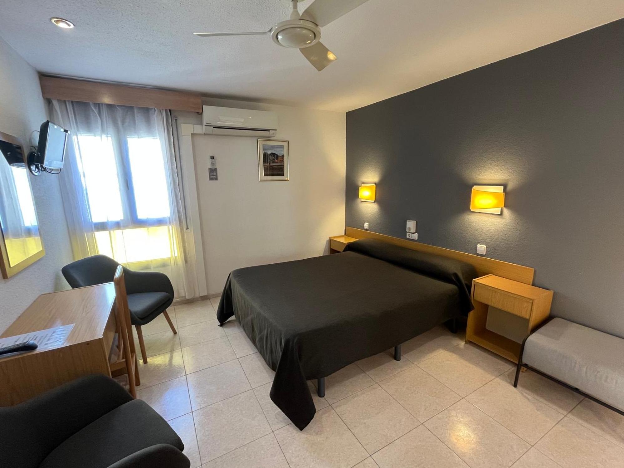Hostal Tarres أنغولوس الغرفة الصورة