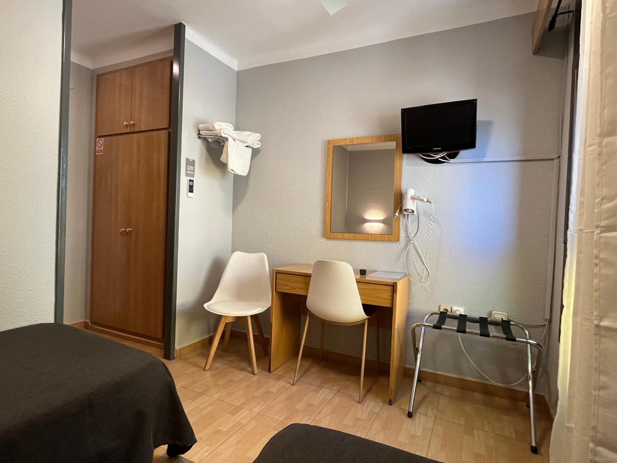 Hostal Tarres أنغولوس الغرفة الصورة