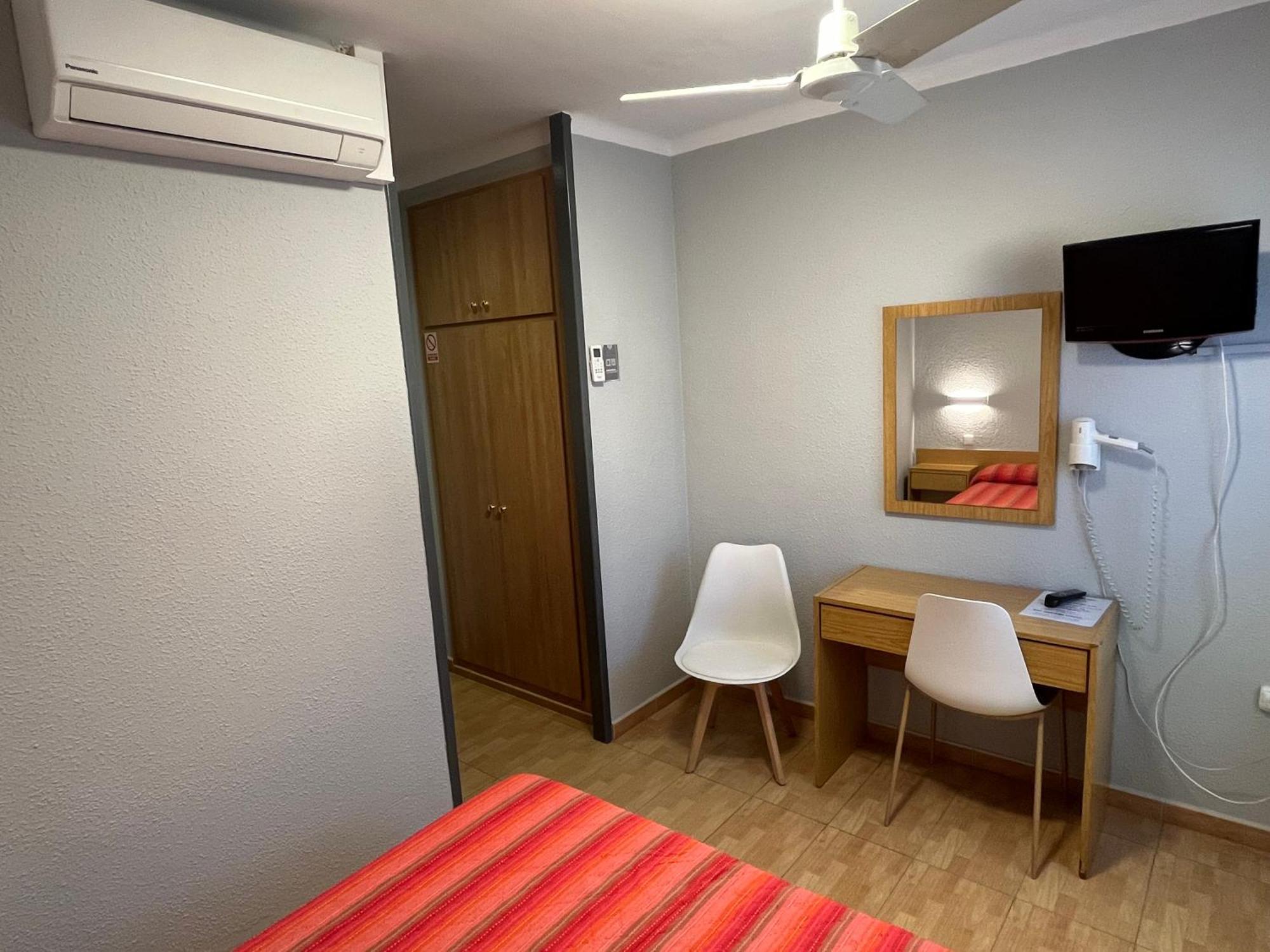 Hostal Tarres أنغولوس الغرفة الصورة